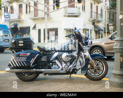 San Juan, Puero Rico, USA. Janvier 2019. Une moto de police est garée dans une rue animée de San Juan. Banque D'Images