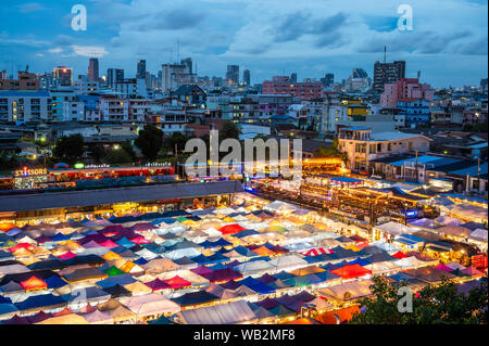 Ratchada Rot Fai Train marché de nuit, Bangkok Banque D'Images