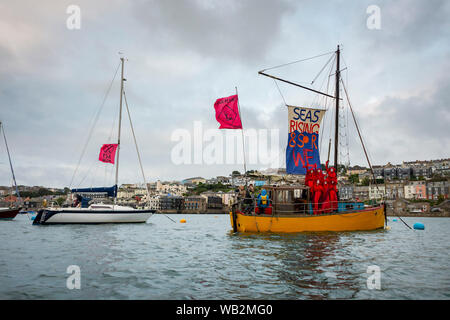 Rivière Fal, Falmouth, Cornwall, UK. La troupe de réserve de performance de la Brigade rebelle rouge descendre la rivière Fal la prise de conscience de la crise climatique. Banque D'Images