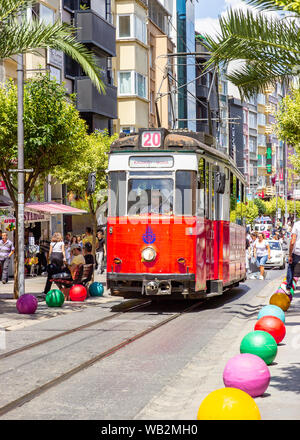 Istanbul, Turquie - 05 août 2019 : - Kadiköy Moda. Ancien Tramway Nostalgique en passant par les rues de la partie asiatique d'Istanbul. Tramway rouge Vintage Banque D'Images