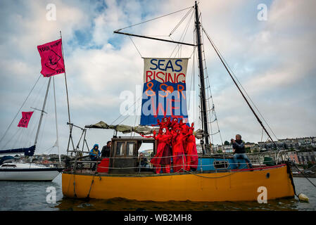 Rivière Fal, Falmouth, Cornwall, UK. La troupe de réserve de performance de la Brigade rebelle rouge descendre la rivière Fal la prise de conscience de la crise climatique. Banque D'Images