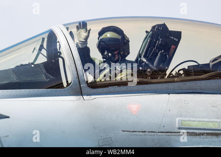 FAIRFORD / Royaume-uni - Juillet 12, 2018 : Royal Air Force Eurofighter Typhoon ZK328 fighter jets d'arrivée et circulation pour RIAT Royal Internati Banque D'Images