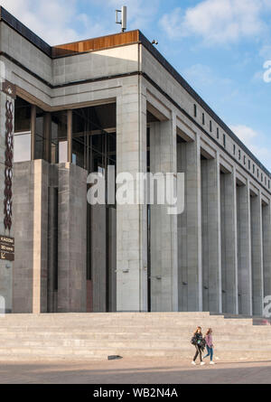 Les piétons en passant devant le Palais de la République à Minsk, en Biélorussie. Banque D'Images