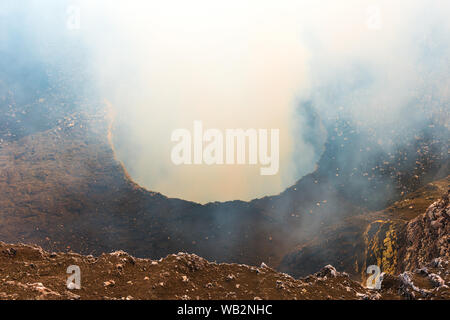 Le cratère volcanique actif du volcan Masaya avec ses gaz à effet de serre (dioxyde de soufre) au coucher du soleil situé entre Managua et Grenade, au Nicaragua. Banque D'Images