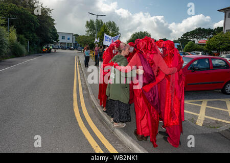 L'Hôpital Royal de Cornouailles, Truro, Cornwall. La troupe de protestation Performance rebelles rouge attendre que Boris Johnson à l'extérieur de l'hôpital après une visite surprise Banque D'Images