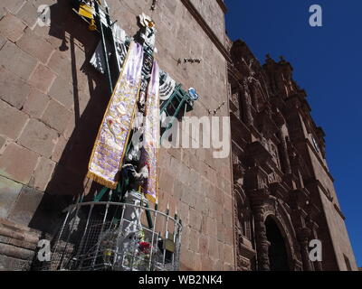 Croix catholique typique pour les pèlerins, sur la façade de la cathédrale de Puno. La basilique en pierre de façade de style Baroque, sur les rives du lac Titicaca, date du xviiie siècle. Banque D'Images