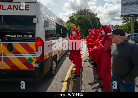 L'Hôpital Royal de Cornouailles, Truro, Cornwall. La troupe de protestation Performance rebelles rouge attendre que Boris Johnson à l'extérieur de l'hôpital après une visite surprise Banque D'Images