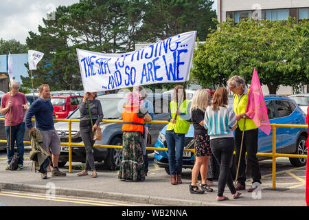 L'Hôpital Royal de Cornouailles, Truro, Cornwall. La troupe de protestation Performance rebelles rouge attendre que Boris Johnson à l'extérieur de l'hôpital après une visite surprise Banque D'Images