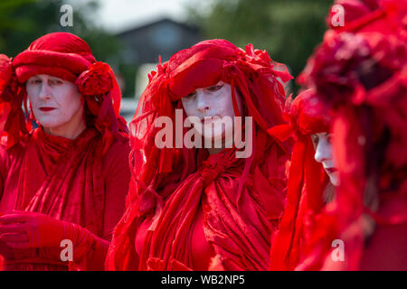 L'Hôpital Royal de Cornouailles, Truro, Cornwall. La troupe de protestation Performance rebelles rouge attendre que Boris Johnson à l'extérieur de l'hôpital après une visite surprise Banque D'Images