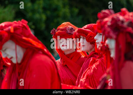 L'Hôpital Royal de Cornouailles, Truro, Cornwall. La troupe de protestation Performance rebelles rouge attendre que Boris Johnson à l'extérieur de l'hôpital après une visite surprise Banque D'Images