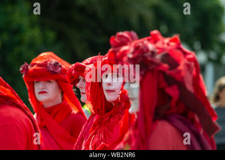 L'Hôpital Royal de Cornouailles, Truro, Cornwall. La troupe de protestation Performance rebelles rouge attendre que Boris Johnson à l'extérieur de l'hôpital après une visite surprise Banque D'Images