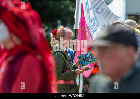 L'Hôpital Royal de Cornouailles, Truro, Cornwall. La troupe de protestation Performance rebelles rouge attendre que Boris Johnson à l'extérieur de l'hôpital après une visite surprise Banque D'Images