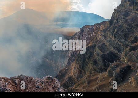 Le cratère volcanique actif du volcan Masaya avec ses gaz à effet de serre (dioxyde de soufre) au coucher du soleil situé entre Managua et Grenade, au Nicaragua. Banque D'Images