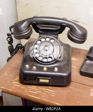 Ancien téléphone cadran noir de la 80s à un office Banque D'Images