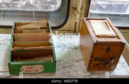 Deux boîtes de fichier faite de bois dans un bureau 80 ans Banque D'Images