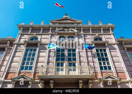 Façade de style néo-classique de l'école métallique, entièrement faite de plaques d'acier en fer qui proviennent de la Belgique à San José, Costa Rica. Banque D'Images