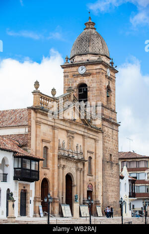 TUNJA, COLOMBIE - AOÛT, 2019 : Basilique de Saint Jacques l'Apôtre et la Place Bolivar dans le centre-ville de Tunja Banque D'Images