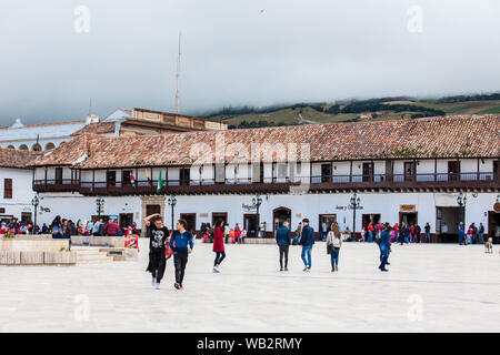 TUNJA, COLOMBIE - AOÛT, 2019 : les touristes et les habitants à la belle Place Bolivar in city Banque D'Images