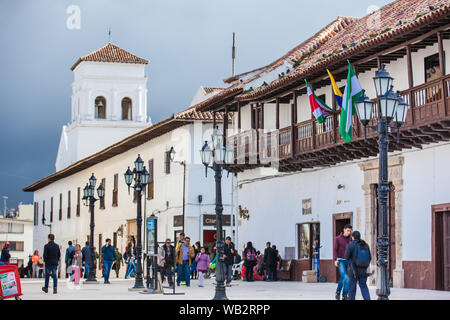 TUNJA, COLOMBIE - AOÛT, 2019 : les touristes et les habitants à la belle Place Bolivar in city Banque D'Images