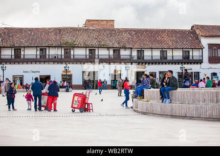 TUNJA, COLOMBIE - AOÛT, 2019 : les touristes et les habitants à la belle Place Bolivar in city Banque D'Images