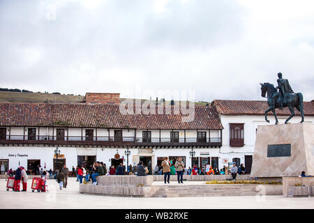 TUNJA, COLOMBIE - AOÛT, 2019 : les touristes et les habitants à la belle Place Bolivar in city Banque D'Images