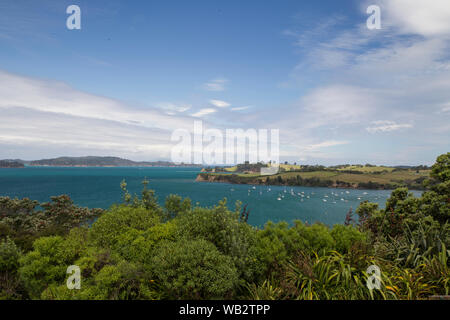 Algies Bay sur la côte près de Matakana in Snells Beach. Vue depuis le jardin de Highfields Réserve Kawau Island et le golfe d'Hauraki. Bateaux de plaisance dans l'eau. Banque D'Images