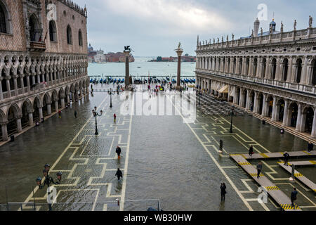 La Piazzetta San Marco au cours d'une acqua alta (haute) de l'eau, de l'événement depuis le balcon de la basilique San Marco, la Place Saint Marc, Venise, Italie Banque D'Images