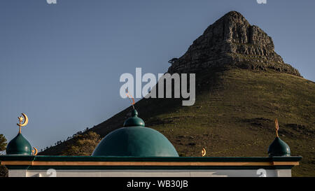 La ville du Cap sur Kramat Signal Hill rend hommage à Cheikh Mohamad Hassen Ghaibie Shah, avec la tête de lion en toile de fond la montagne Banque D'Images