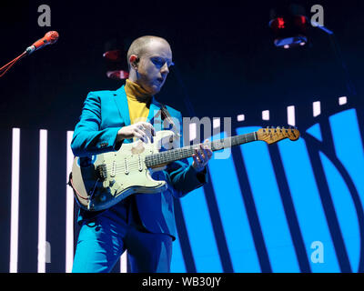 Portsmouth, Hampshire, Royaume-Uni. Le 23 août 2019. Alex Trimble, leader, chanteur et guitariste avec Two Door Cinema Club en live sur la scène du Festival victorieux, Portsmouth, Hampshire, Royaume-Uni/Fletcher-Park Crédit : Dawn Alamy Live News Banque D'Images