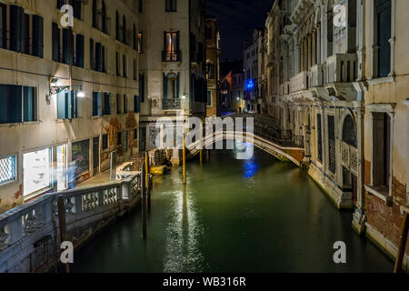 Le Rio di Palazzo et le Ponte Capello bridge at night, Venise, Italie. À partir de la ponte de la Canonica pont. Banque D'Images