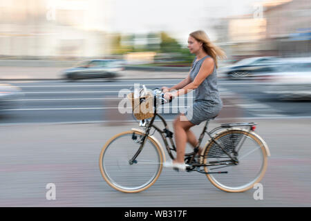 Femme sur un vélo à Minsk, en Biélorussie. Banque D'Images