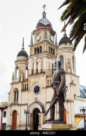 VENTAQUEMADA, COLOMBIE - AOÛT, 2019 : Monument à Simon Bolivar et l'église paroissiale de la petite ville de Ventaquemada en Colombie Banque D'Images