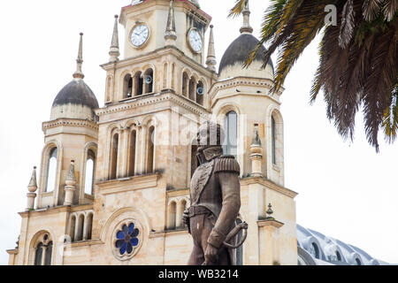 VENTAQUEMADA, COLOMBIE - AOÛT, 2019 : Monument à Simon Bolivar et l'église paroissiale de la petite ville de Ventaquemada en Colombie Banque D'Images