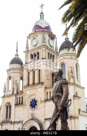 VENTAQUEMADA, COLOMBIE - AOÛT, 2019 : Monument à Simon Bolivar et l'église paroissiale de la petite ville de Ventaquemada en Colombie Banque D'Images