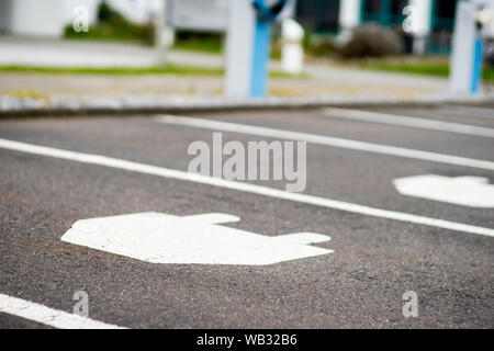 Symbole Parking pour voitures électriques, indiquant les stations de recharge à Cologne, Allemagne. Banque D'Images