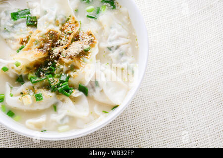 Wonton soup avec oignon de printemps servi dans un bol blanc, selective focus Banque D'Images