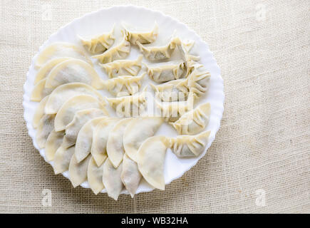 Boulettes frites japonais, les quenelles en forme de croissant de lune servi dans les restaurants asiatiques à l'apéritif ou un plat de légumes, de porc et de remplissage. Banque D'Images