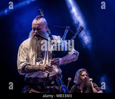 Bergame, Italie - 22 août 2019 : Le groupe de musique folk écossais Saor Patrol, de Kincardine en Ecosse, effectue à Bum bum Festival à Trescore Balneario Banque D'Images