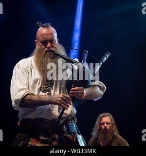 Bergame, Italie - 22 août 2019 : Le groupe de musique folk écossais Saor Patrol, de Kincardine en Ecosse, effectue à Bum bum Festival à Trescore Balneario Banque D'Images