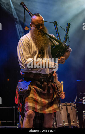 Bergame, Italie - 22 août 2019 : Le groupe de musique folk écossais Saor Patrol, de Kincardine en Ecosse, effectue à Bum bum Festival à Trescore Balneario Banque D'Images