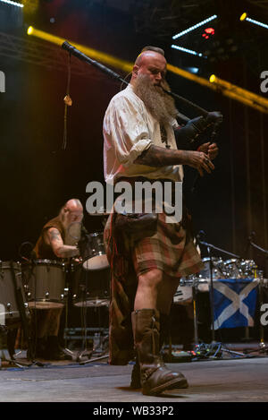 Bergame, Italie - 22 août 2019 : Le groupe de musique folk écossais Saor Patrol, de Kincardine en Ecosse, effectue à Bum bum Festival à Trescore Balneario Banque D'Images