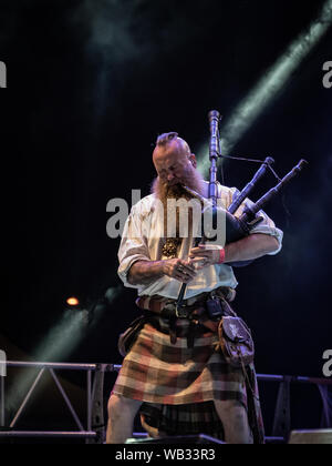 Bergame, Italie - 22 août 2019 : Le groupe de musique folk écossais Saor Patrol, de Kincardine en Ecosse, effectue à Bum bum Festival à Trescore Balneario Banque D'Images