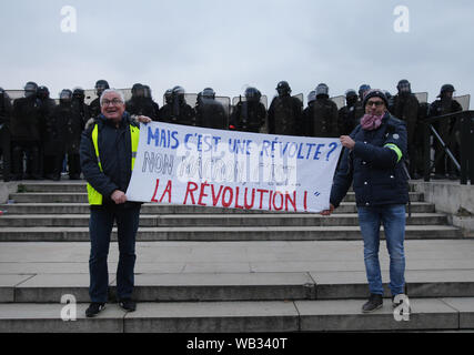 Gilet jaune portant des manifestants portent une bannière "c'est pas une révolte, c'est une révolution" en mars une manifestation à Paris le 5 janvier 2019 à Paris, Fr Banque D'Images
