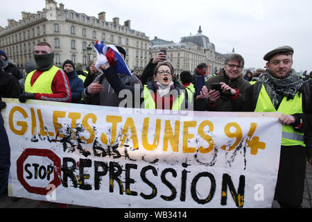 Gilet jaune portant des manifestants portent un poster "Arrêter de Represion en mars" d'une manifestation à Paris le 5 janvier 2019 à Paris,France. Des milliers de d Banque D'Images