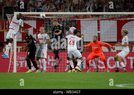 Cologne, Allemagne. Août 23, 2019. Action de Lukasz (4L) de Dortmund est en concurrence au cours de la Bundesliga match de football entre le Borussia Dortmund et le FC Cologne à Cologne, Allemagne, le 23 août, 2019. Credit : Joachim Bywaletz/Xinhua Banque D'Images