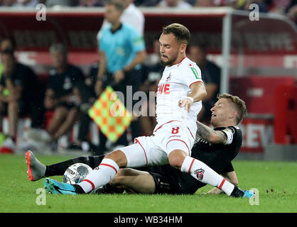 Cologne, Allemagne. Août 23, 2019. Marco Reus (bas) de Dortmund rivalise avec Birger Verstraete de Cologne lors de la Bundesliga match de football entre le Borussia Dortmund et le FC Cologne à Cologne, Allemagne, le 23 août, 2019. Credit : Joachim Bywaletz/Xinhua Banque D'Images