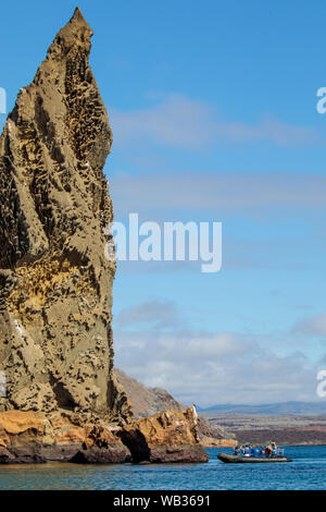 Un bateau avec des photographes observe l'emblématique Pinnacle Rock, Bartolomé island, îles Galapagos, Banque D'Images