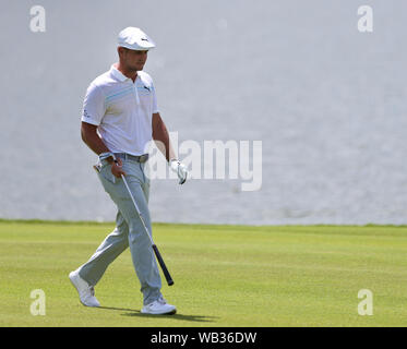 Atlanta, Georgia, USA. Août 23, 2019. Bryson DeChambeau guide le 8e fairway pendant la deuxième ronde de la Tour Championship 2019 à East Lake Golf Club. Credit : Debby Wong/ZUMA/Alamy Fil Live News Banque D'Images