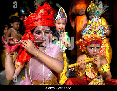 Kolkata, Inde. Août 23, 2019. Les petits enfants déguisés en Seigneur Krishna Janmastami vu pendant le Festival à Kolkata.Janmastami est chaque année un festival hindou qui célèbre la naissance de Krishna, incarnation de Vishnu selon la mythologie Hindoue. Credit : SOPA/Alamy Images Limited Live News Banque D'Images