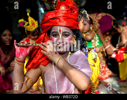 Kolkata, Inde. Août 23, 2019. Les petits enfants déguisés en Seigneur Krishna Janmastami vu pendant le Festival à Kolkata.Janmastami est chaque année un festival hindou qui célèbre la naissance de Krishna, incarnation de Vishnu selon la mythologie Hindoue. Credit : SOPA/Alamy Images Limited Live News Banque D'Images